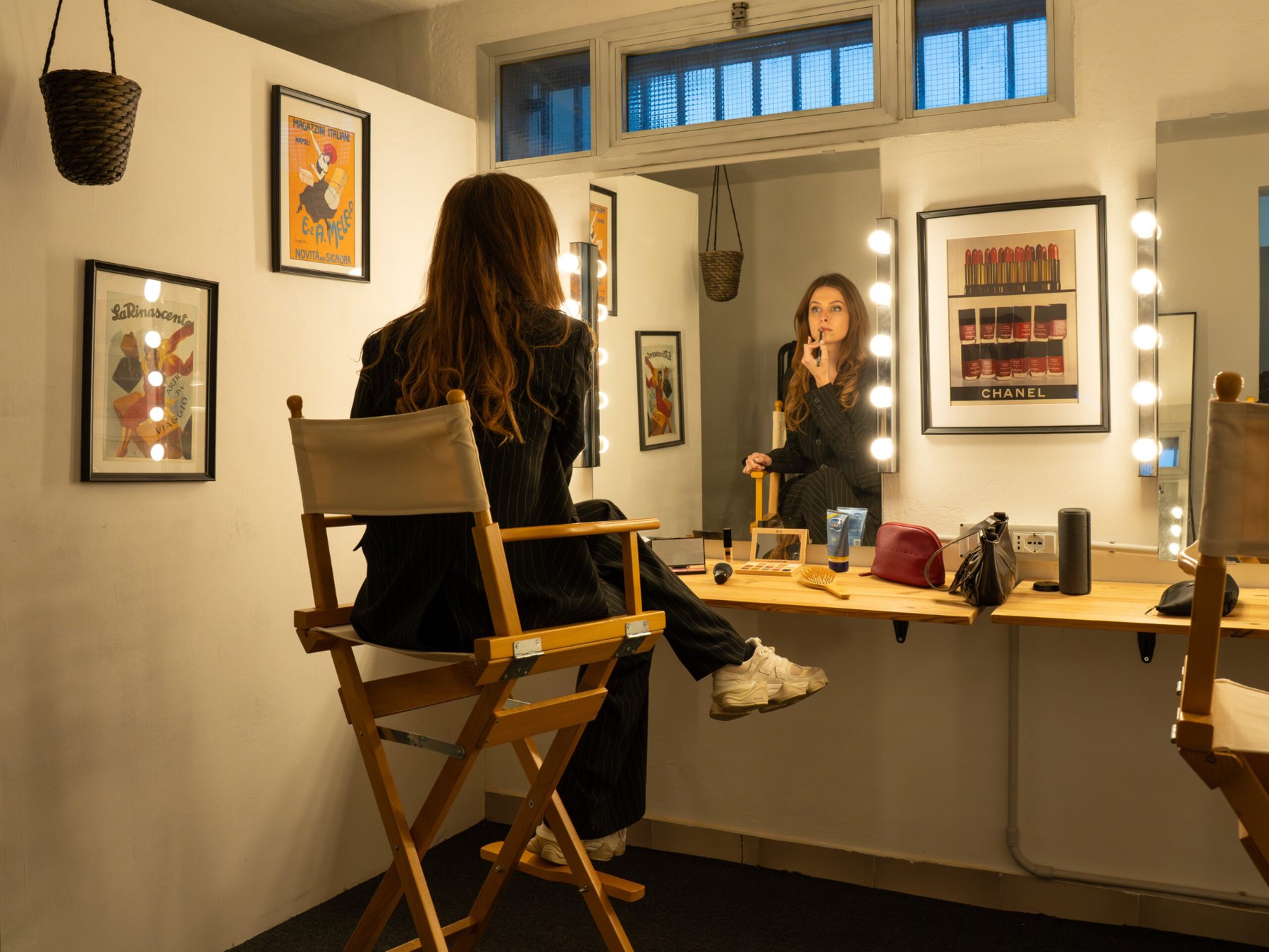 Area camerino e make-up con specchi illuminati