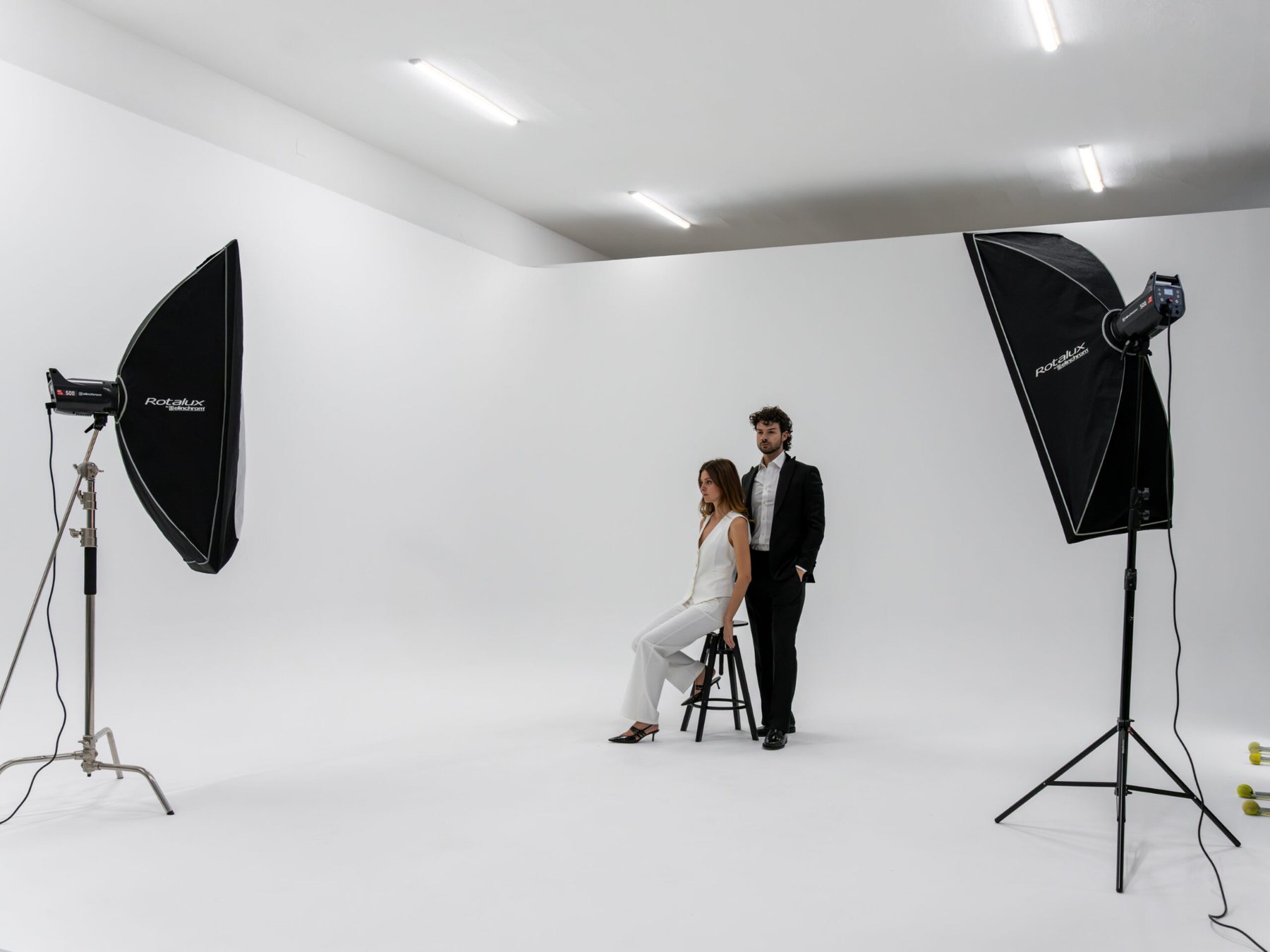 Shooting fotografico su limbo bianco con softbox e modelli