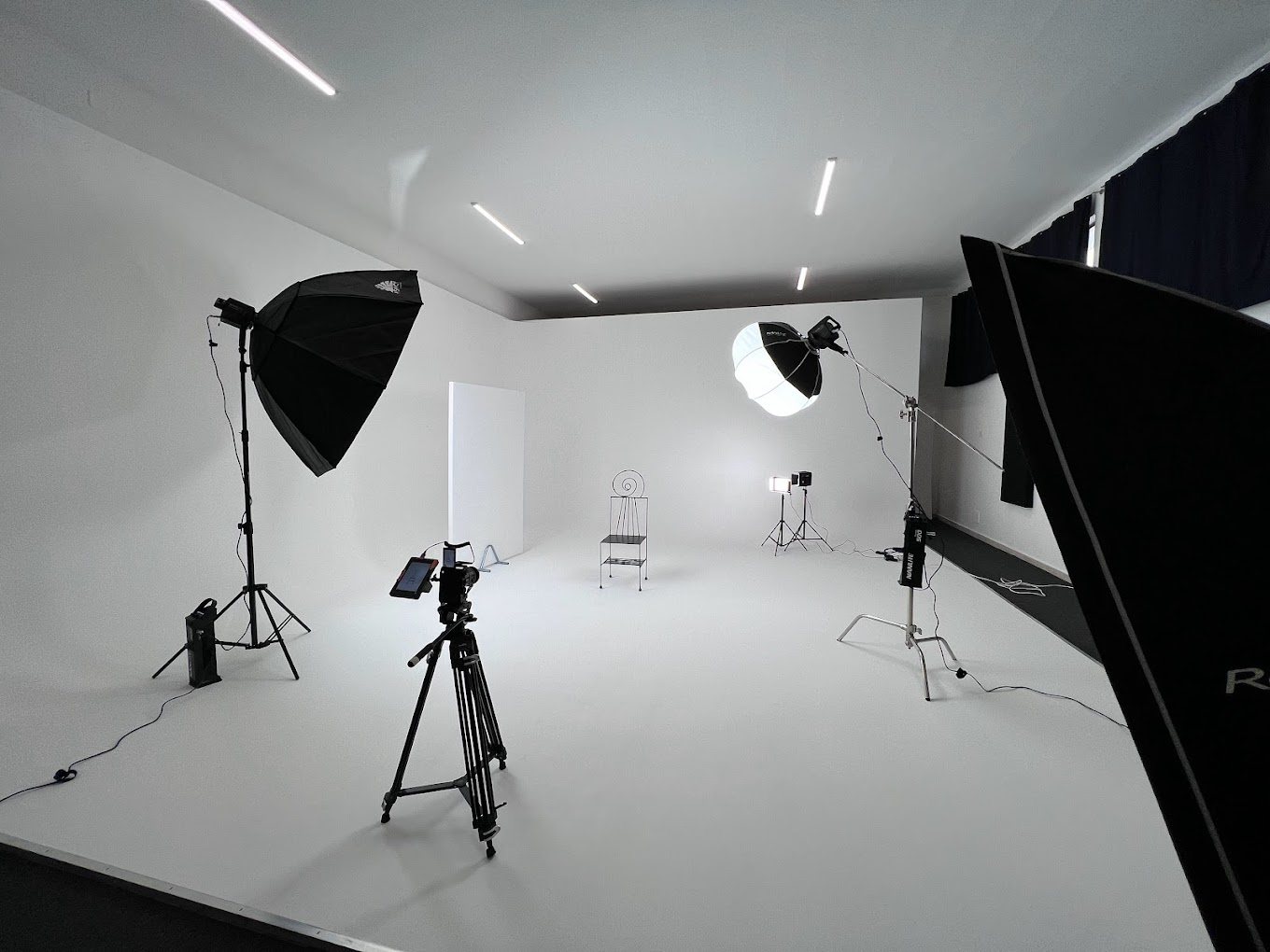 Studio fotografico con luci, stativi e attrezzatura video